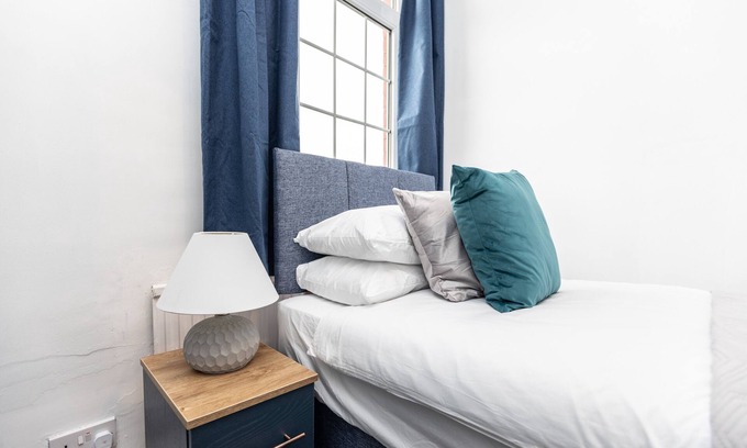 Hemsworth House | Family-Friendly Three Bedroom Retreat with Breakfast Included