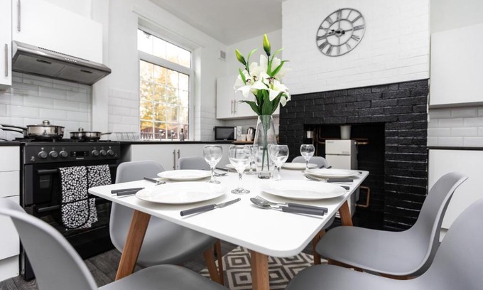 Hemsworth House | Family-Friendly Three Bedroom Retreat with Pet Perks