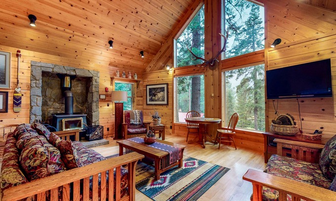 Joseph House | Beautiful Three-Level House Near Lake with Free WiFi
