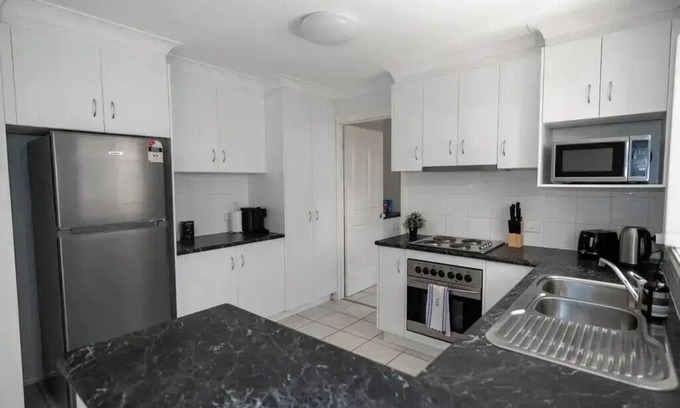 Wagga Wagga Apartment | Welcoming Wagga Wagga Apartments #8 with Breakfast & Kitchen