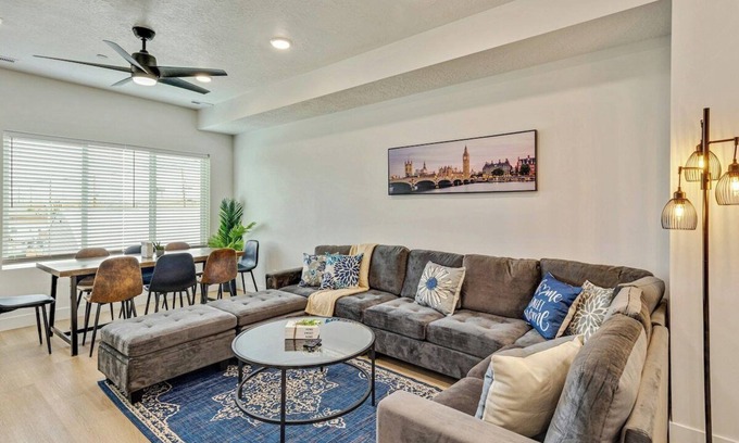 People's Freeway House | Modern Townhouse Near Downtown with Garage Parking