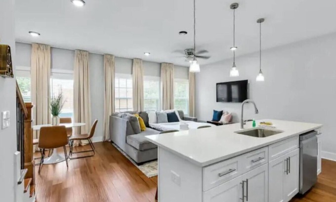 Nashville House | Elegant Townhouse with Pool, Minutes from Downtown