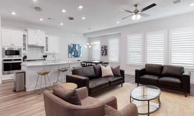 The Colony House | Pet-Friendly Townhouse with Spa and Breakfast Included