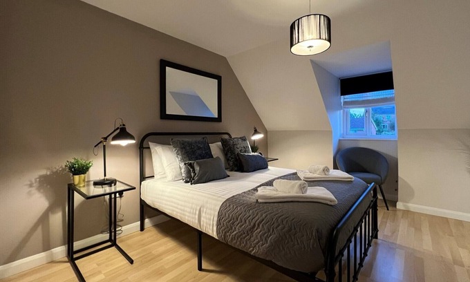 Telford House | Inviting Townhouse with Convenient Parking and Breakfast