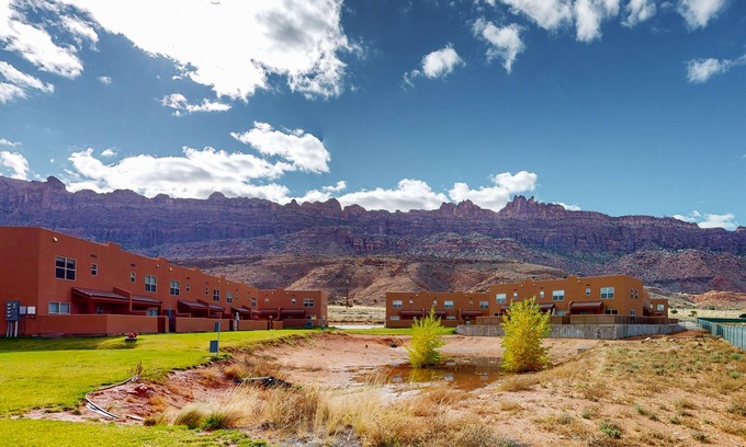 Moab South Valley House | Spacious townhouse with shared heated pool, tennis courts, & balcony views