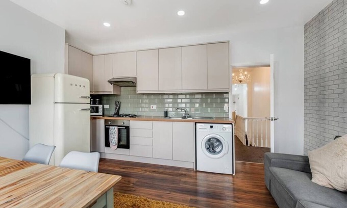 Harringay Apartment | Cozy Two Bedroom Apartment in Wood Green with Breakfast
