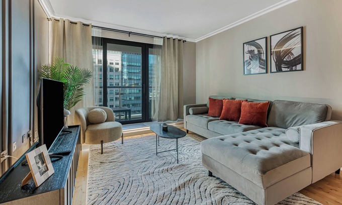 Canary Wharf Apartment | Charming Two-Bed Apartment in Canary Wharf with Pool