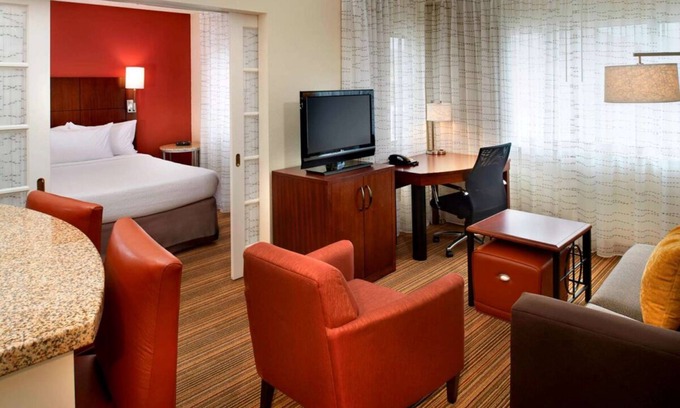 Warren Hotel | Pet-Friendly Retreat with Outdoor Pool and Full Kitchen