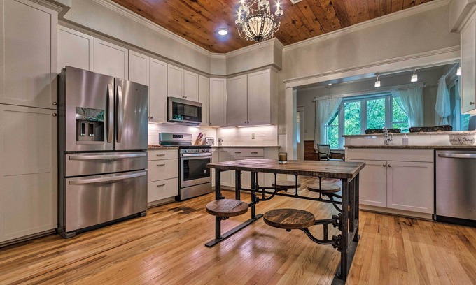 Hot Springs House | Updated 1920's Craftsmen Home with Spa & Family Amenities