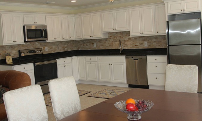Newport House | Exceptional 2 Bedroom Home with Ocean View Near Yacht Club