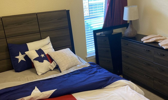 Little Elm House | Pet-Friendly Retreat with Kitchen, Rated 8.8/10 by Guests