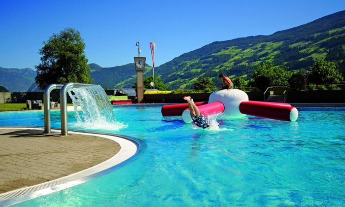 Fuegen Apartment | Spacious Vacation Apartment Just 500m from Spieljochbahn