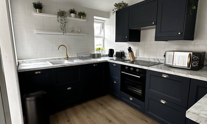 Longford Apartment | Cozy Victorian Flat with Scenic Views in Oswestry