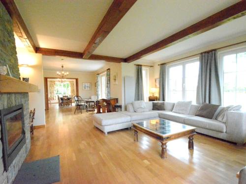 Daverdisse Villa | Inviting Villa in Daverdisse with Expansive Garden Retreat