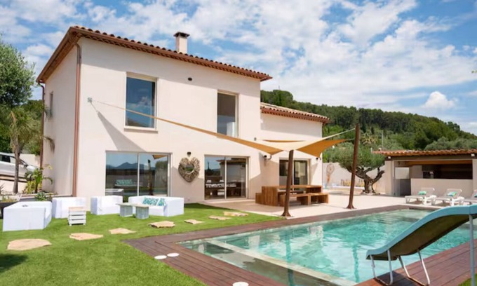 Sollies Pont Villa | Spacious villa, sleeps 12, 200m2, with pool.