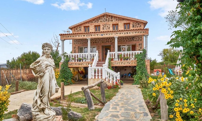 Porzuna Villa | Spacious Villa in Porzuna with Private Pool & City Views