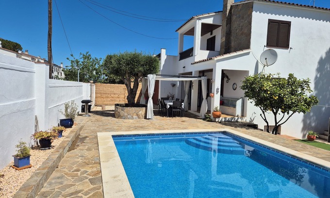 L'Escala Villa | Private Pool Villa: Guest Rated 9.6 with Pet-Friendly Amenities
