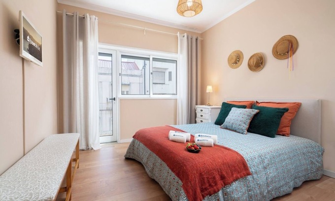 Paranhos Apartment | Vintage Flat with Balcony & Spa Amenities for Families