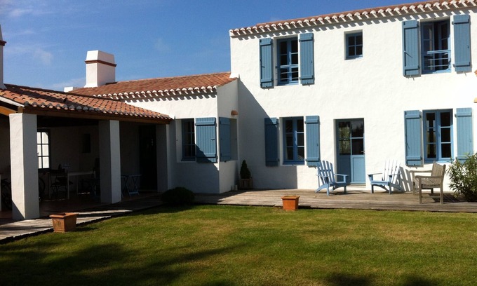 Noirmoutier-en-l'Ile House | Cozy Retreat with Garden & Ocean View in Luzéronde Area