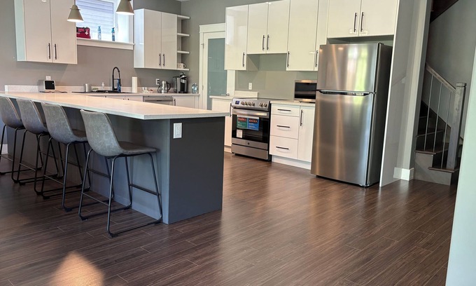 Bedford House | Spacious Walkout Garden-Level Floor W Full Kitchen