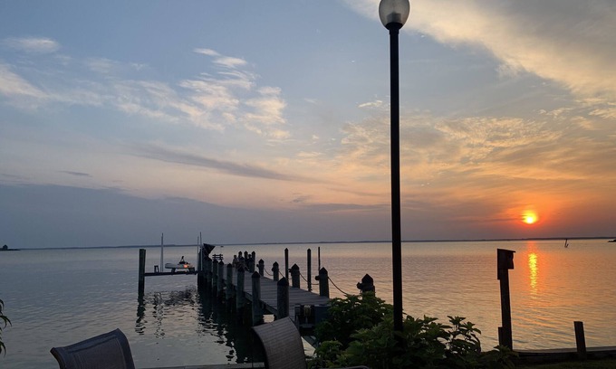 Cambridge House | Ideal Waterfront Retreat with Private Pier and Hot Tub