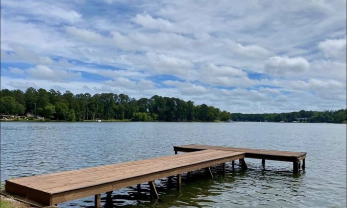 Covington House | Waterfront Hideaway at Jackson Lake with Pool & Ocean Views