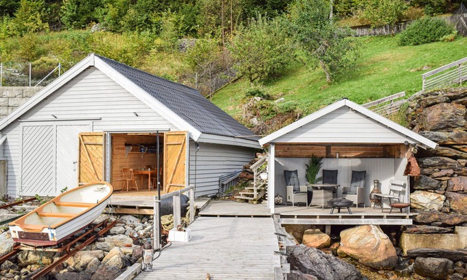 Kvam Apartment | Inviting Apartment with Boat Access on Hardangerfjord