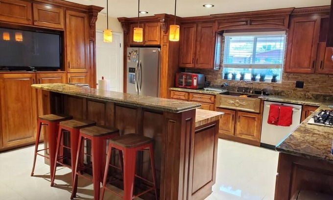 El Paso House | Convenient West El Paso Hotel Near Airport & Fort Bliss