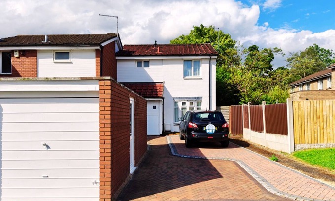 Telford House | Inviting White House with Garden, Wi-Fi & Breakfast Included