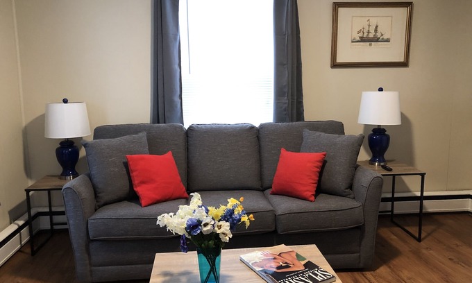 Berlin Apartment | Renovated 2-Bedroom White Mountain Retreat with Views