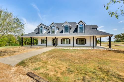 Wills Point House | Relaxing Wills Point Retreat with Pool and Pond Amenities