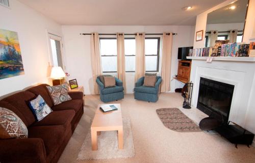 Ludlow Apartment | Family-Friendly Winterplace 2 Br Condo with Hot Tub