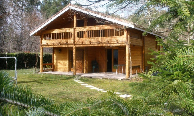 La Teste-de-Buch Ski Chalet | Inviting Wooden Chalet in Leisure Park by Bassin d'Arcachon