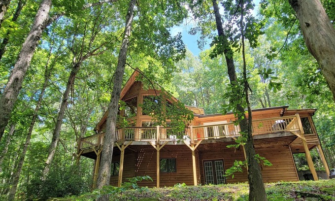 Cleveland Cabin | Idyllic Retreat with Wooded Views near Helen & Dahlonega