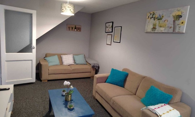 Southall Green House | Family-Friendly Getaway with Free WiFi and Garden Space