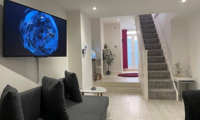 Royal Tunbridge Wells Apartment | Spacious1BR-6Guests-WalkToShops-FastWiFi