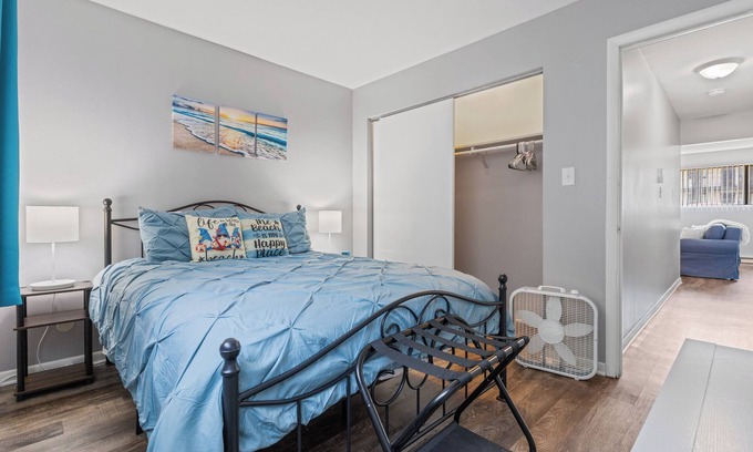 Aurora Apartment | Spacious2BR/Work Crews & Families/Sleeps4/desk/Parking/WIFI/Pet friendly