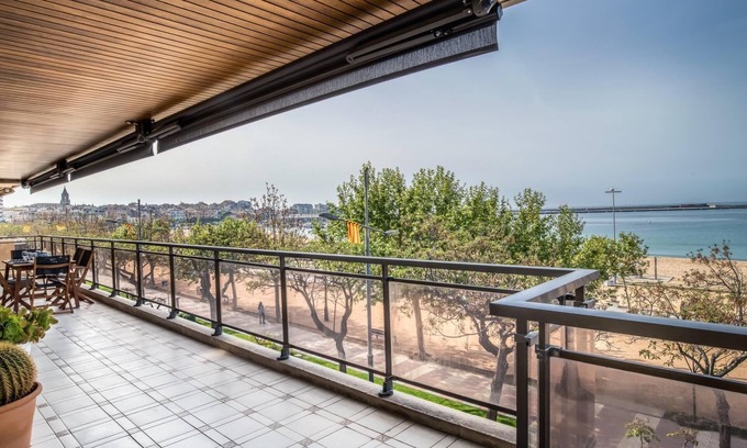 Palamos Apartment | Cozy Flat in Palamós with Ocean View and Spa Amenities