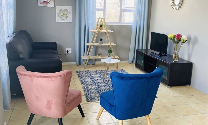 Eikenbosch Apartment | Trendy Central Hotel with Wifi, Parking & Wine Farms Access