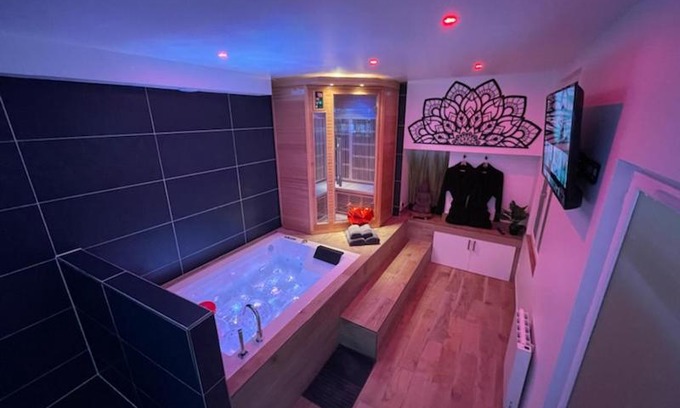 Epinay-sous-Senart Apartment | Discover Spamoureux EPINAY: Pet-Friendly Retreat with Spa