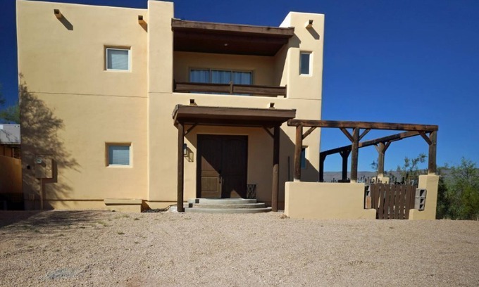 Roosevelt House | Scenic Spanish Home Overlooking Roosevelt Lake with Breakfast