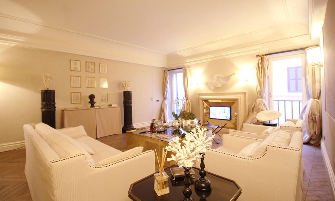 Rione IV Campo Marzio Apartment | Experience the Spanish Steps: Rated 10/10 with Spa & Pool