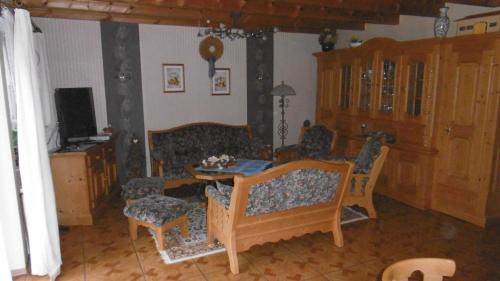 Sudwalde Apartment | Welcoming Spargelhof: Pet-Friendly with Pool & Family Amenities