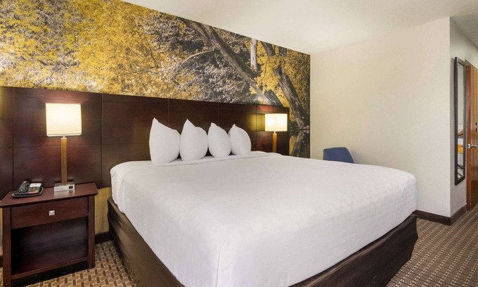 Abingdon Hotel | Comfortable Clarion Pointe Abingdon with Pool & Breakfast