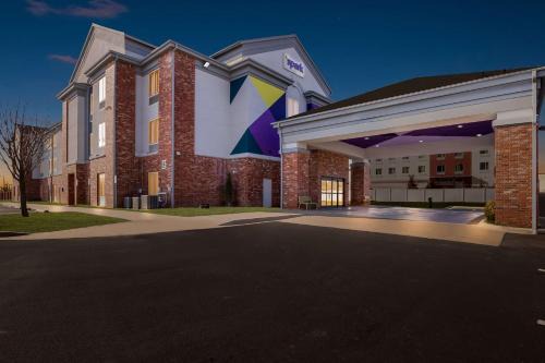Tulsa Hotel | Comfortable Rodeway Inn & Suites: Pet-Friendly Getaway