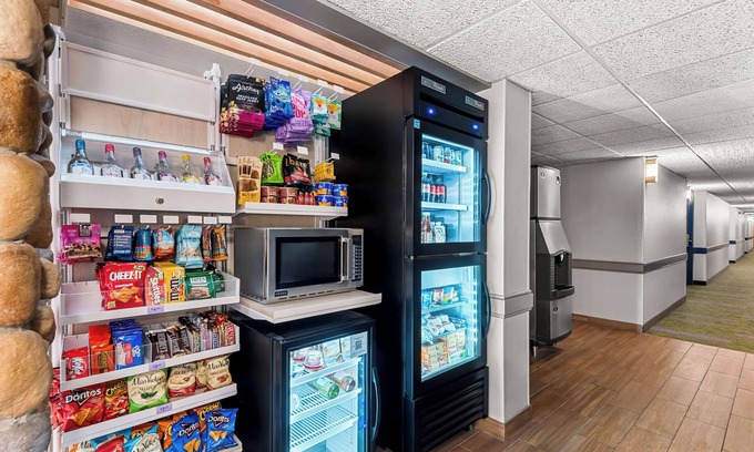 Cedar Falls Hotel | Comfortable AmericInn by Wyndham Cedar Falls with Pool