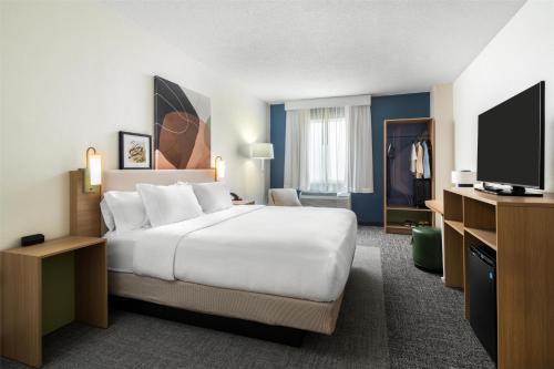 Forest Park Hotel | Convenient Comfort Suites Cincinnati North with Family Amenities