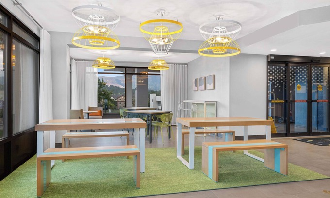 Briargate Hotel | Relax at Spark by Hilton Colorado Springs I 25 Central Hotel