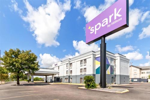South Side Hotel | Relax at Country Inn & Suites, Corpus Christi with Pool Access