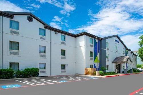 Dallas Hotel | Pet-Friendly Spark By Hilton Dallas Market Center Awaits You